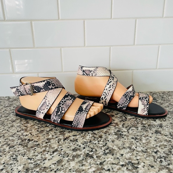 Qupid Women’s Flat Gladiator Sandals Snake Skin Strap Design - Picture 4 of 11